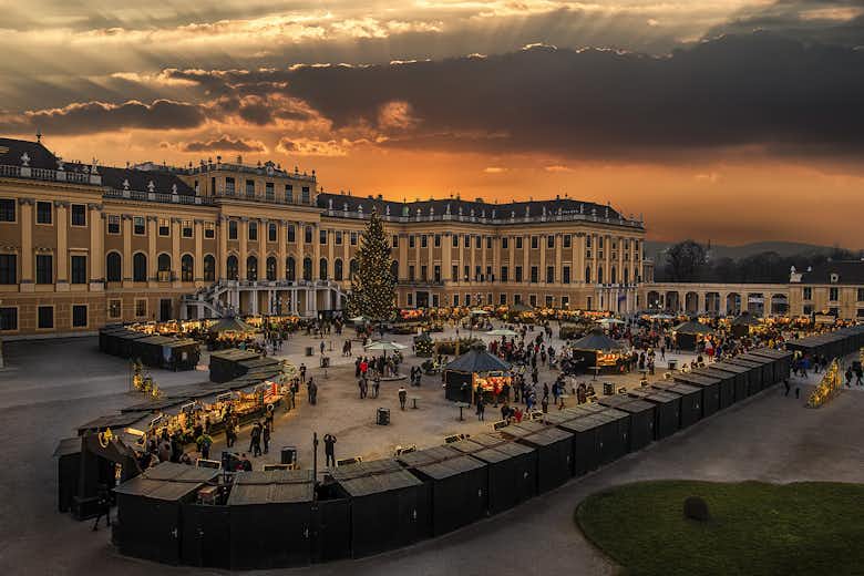 Evening Christmas market at Schönbrunn Palace.